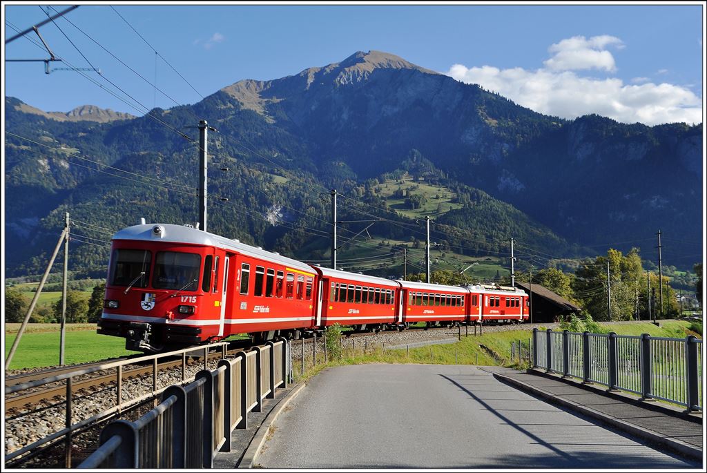 S1 1508 mit Be 4/4 514 und Steuerwagen 1715 vor dem Vilan bei Landquart. (09.10.2014)