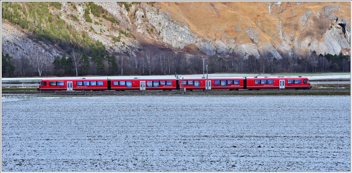 S1 1510 mit Allegra ABe 4/16 3103 zwischen Felsberg und Chur West. (20.12.2016)