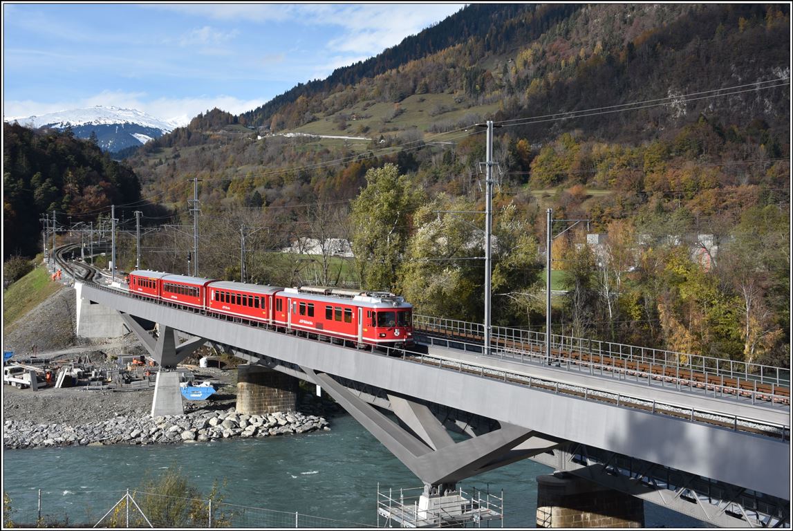 S1 1510 mit Vorortpendelzug Be 4/4 511 auf der neuen Hinterrheinbrücke bei Reichenau-Tamins. (21.11.2019)