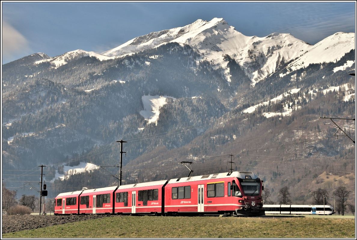 S1 1510 nach Schiers mit ABe 4/16 3101 und dahinter S12 24240 nach Sargans mit einem Thurbo GTW. Im Hintergrund der Haldensteiner Calanda 2806m. (22.03.2018)