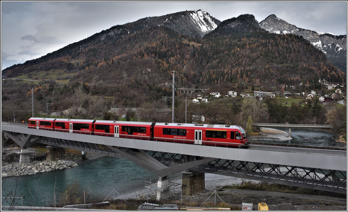 S1 1510 nach Schiers mit ABe 4/16 3101 überquert den Hinterrhein auf der neuen Brücke. Ab sem 02.12.2019 wird er auf die alte Brücke ausweichen. (01.12.2019)