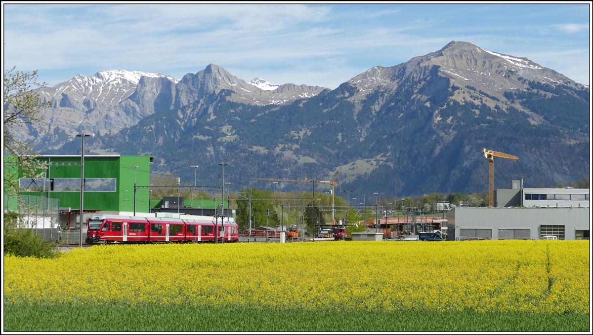 S1 1510 nach Schiers mit ABe 4/16 3104 in Untervaz-Trimmis mit Falknis, Glegghorn, Naafkopf und Vilan im Hintergrund. (16.04.2020)