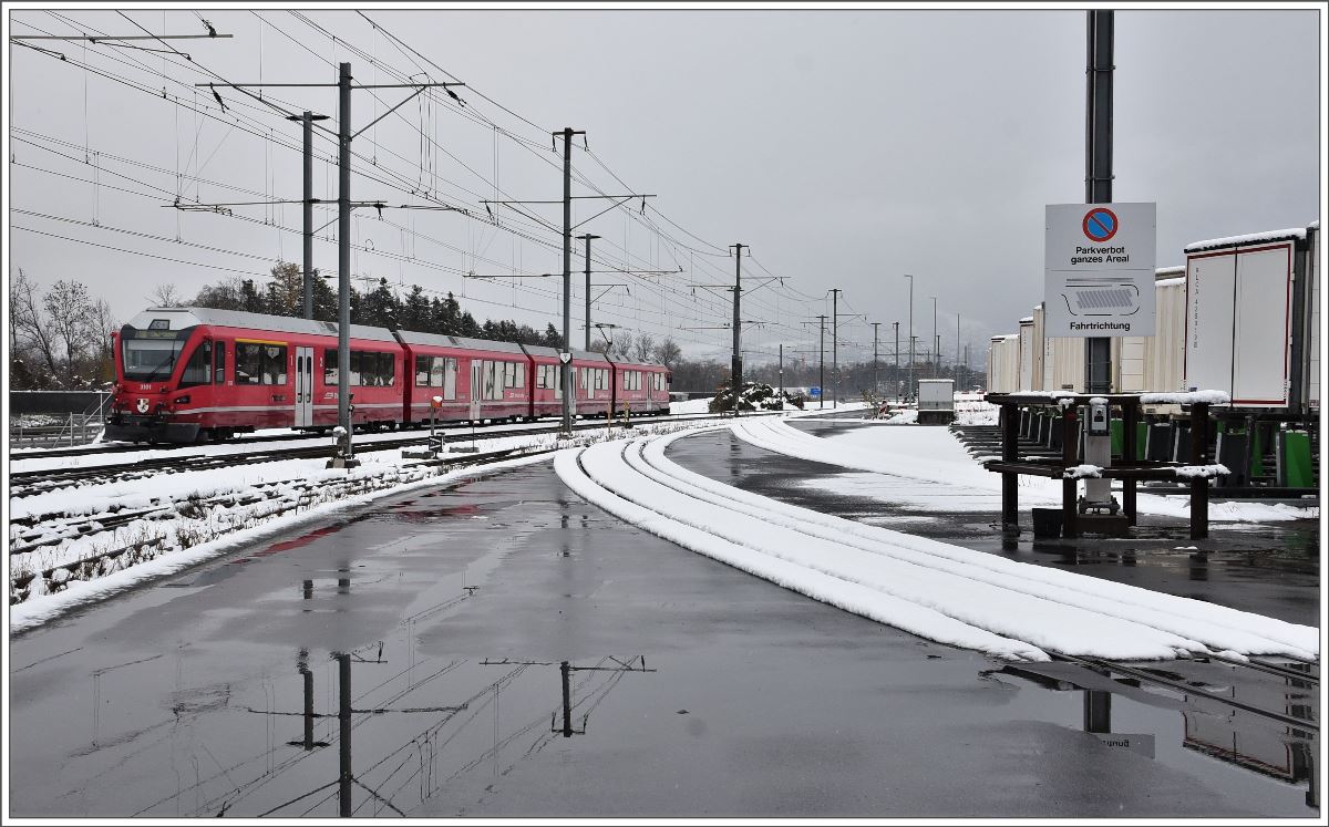 S1 1512 mit ABe 4/16 3101 nach Schiers in Felsberg. Die zwei dreispurigen Anschlussgeleise sind wegen Änderung der Transportlogistic nicht mehr in Betrieb. (19.11.2017)