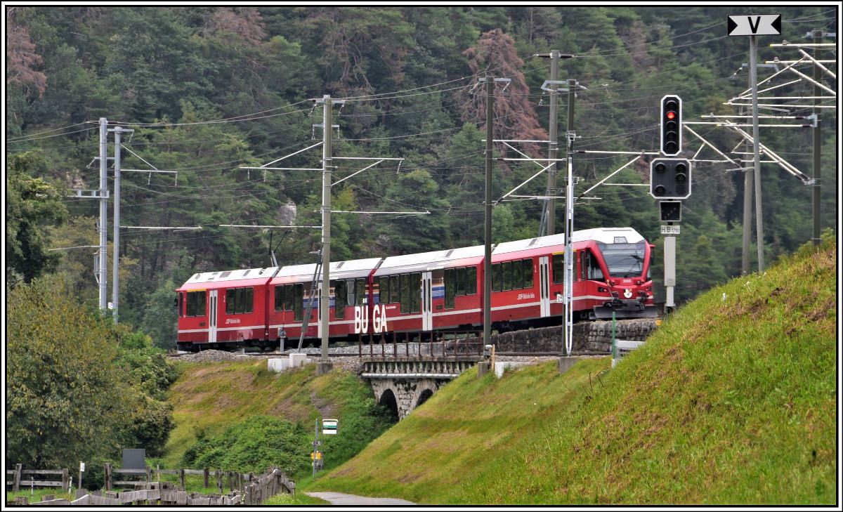 S1 1512 mit ABe 4/16 3105 erreicht die Hinterrheinbrücke bei Reichenau-Tamins. (29.08.2019)