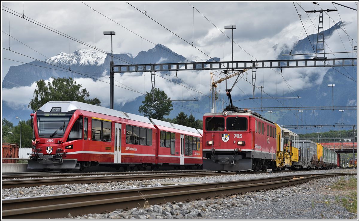 S1 1512 mit ABe 4/16 3102 nach Schiers  kreuzt in Untervaz-Trimmis 5737 mit Ge 6/6 II 705. (05.06.2020)