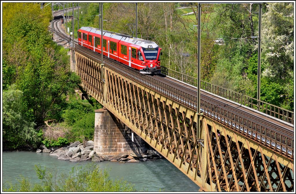 S1 1512 mit ABe 4/16 3101 überquert den Hinterrhein bei Reichenau-Tamins. (01.05.2014)