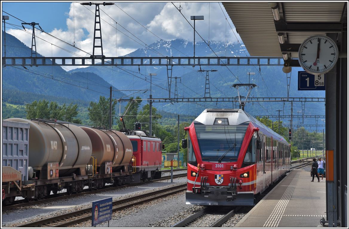 S1 1512 nach Schiers mit ABe 4/16 3101 kreuzt in Untervaz-Trimmis den 5737 nach Ilanz mit der Ge 4/4 I 610  Viamala . (18.06.2020)