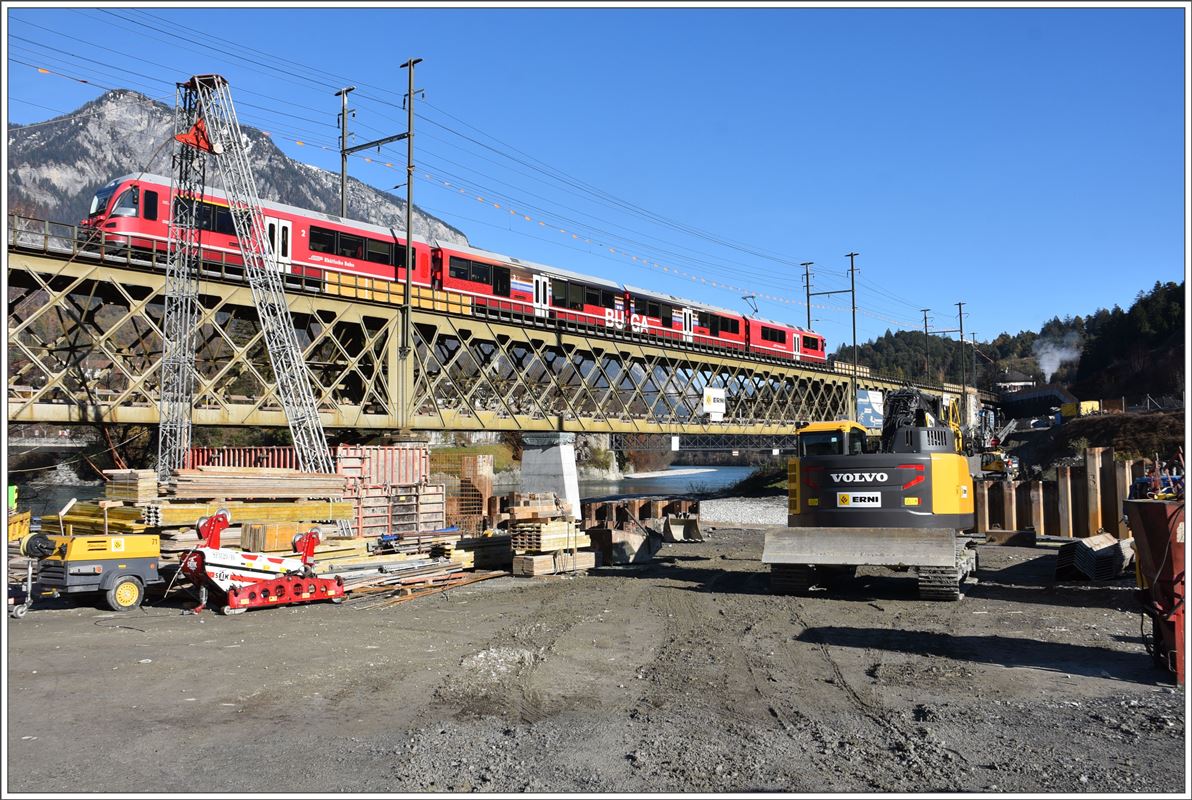 S1 1514 mit ABe 4/16 3105 auf der Hinterrheinbrücke bei Reichenau-Tamins. Im Vordergrund entsteht die zweite Brücke, damit die Oberländer- und die Albulalinie getrennt bis zum Bahnhof geführt werden können. (16.11.2017)