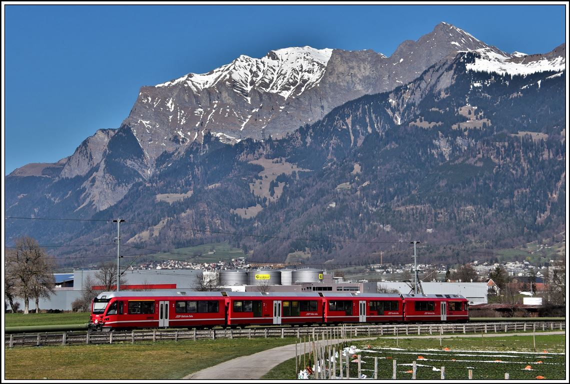 S1 1514 mit ABe 4/16 3104 nach Schiers bei Igis. Dahinter Falknis 2562m und Glegghorn 2447m. (18.03.2020)