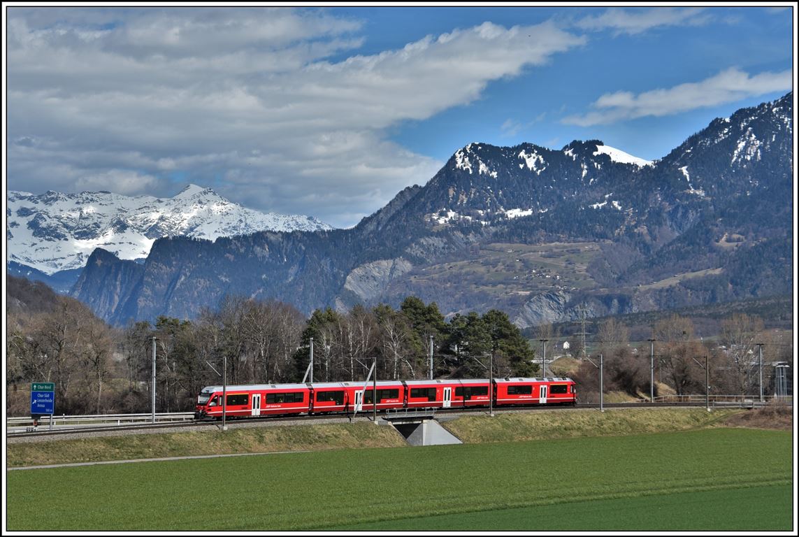 S1 1514 mit einem ABe 4/16 zwischen Chur West und Felsberg mit der Schesaplana 2964m und Says mit Stamserhöhe im Hintergrund. (12.03.2020)