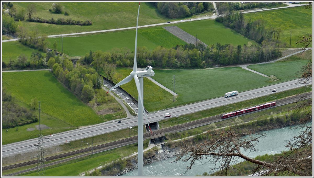 S1 1514 mit einem Allegra nach Schiers passiert das einzige Windrad im Churer Rheintal zwischen Haldenstein und Trimmis. (16.04.2020)