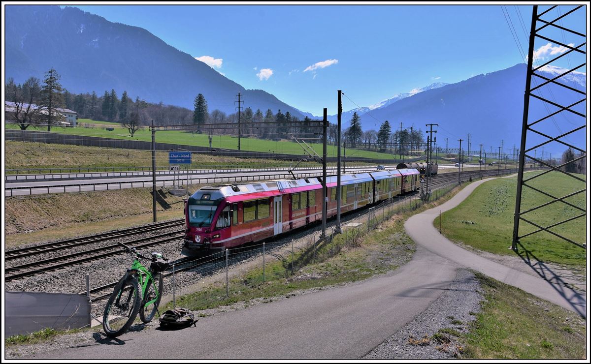 S1 1514 nach Schiers mit ABe 4/16 3105 zwischen Haldenstein und Untervaz-Trimmis, aufgenommen von der Rampe zur Wildüberfuhrung über RhB, SBB und A13. (24.03.2020)