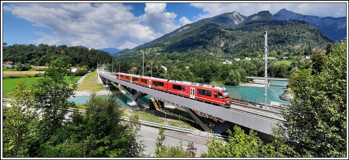 S1 1515 mit ABe 4/16 3105 nach Rhäzüns auf der Hinterrheinbrücke bei Reichenau-Tamins. (23.07.2020)