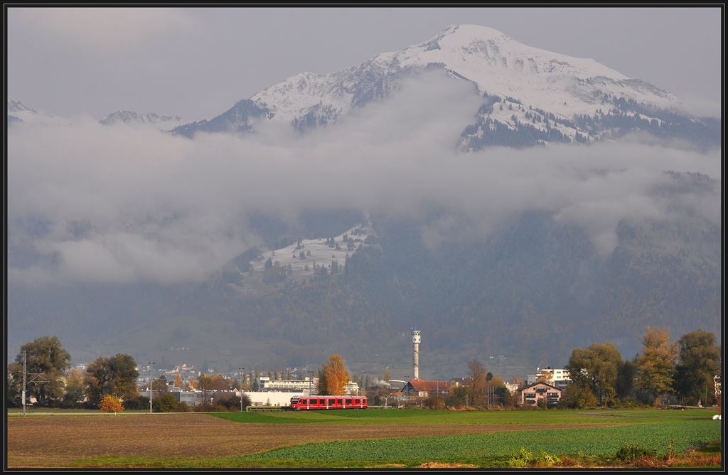 S1 1515 mit ABe 4/16 3103 bei Igis mit dem Vilan 2376m im Hintergrund. (15.11.2013)