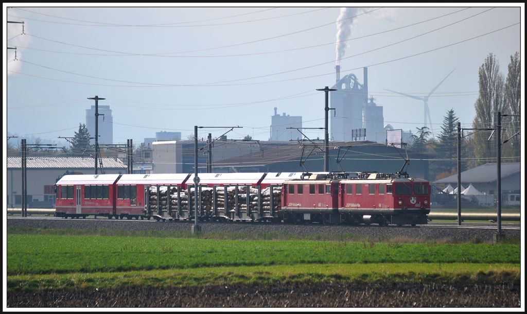 S1 1515 mit ABe 4/16 kreuzt in Zizers-Altlser einen kurzen Gterzug mit Ge 4/4 I 605  Silvretta  und 610  Viamala . (15.11.2013)