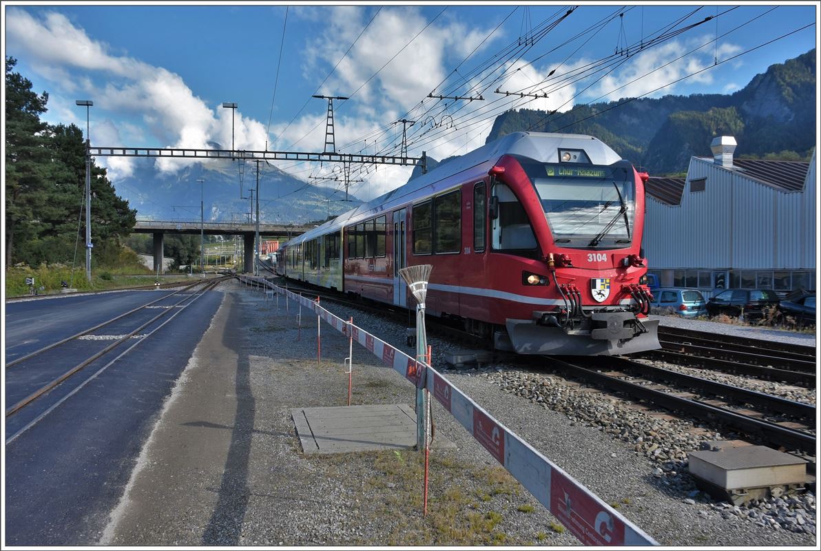 S1 1515 mit Allegra ABe 4/16 3104 in Untervaz-Trimmis. (04.10.2016)