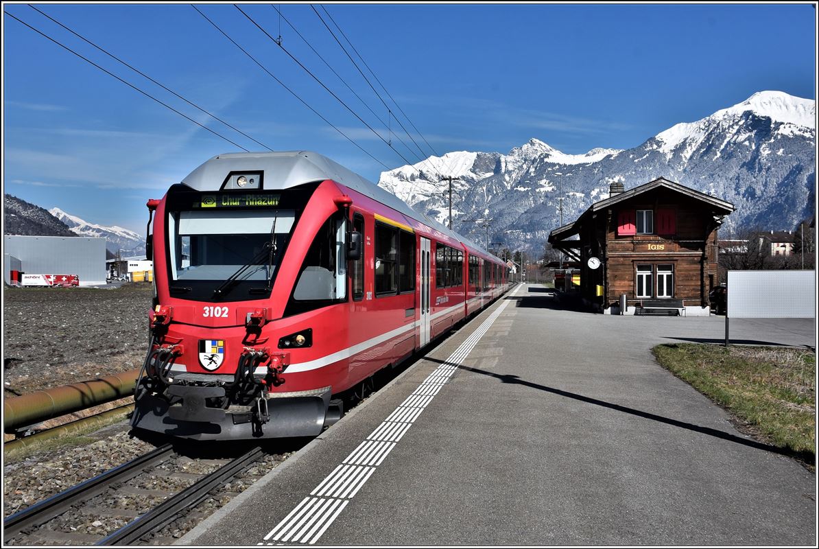 S1 1515 nach Rhäzüns mit ABe 4/16 3102 in Igis. Im Hintergrund (v.l.n.r) Falknis 2562m, Glegghorn 2447m und Vilan 2376m. (22.03.2018)