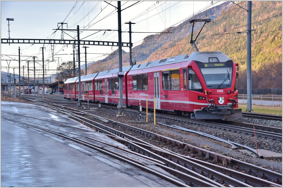 S1 1515 nach Rhäzüns mit ABe 4/16 3103 in Felsberg. (26.12.2016)