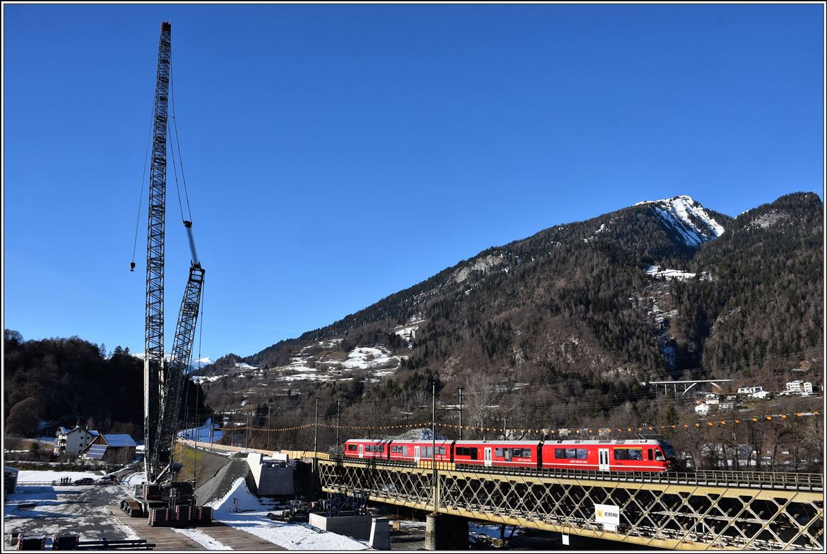 S1 1516 mit ABe 4/16 3104 auf der Hinterrheinbrücke in Reichenau-Tamins. Daneben steht der Kran zur Montage der neuen Brücke. (12.12.2017)