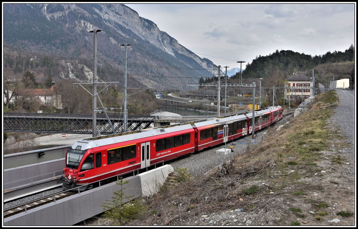 S1 1516 mit ABe 4/16 3105 aus Rhäzüns erreicht den Bahnhof Reichenau-Tamins. (02.04.2019)