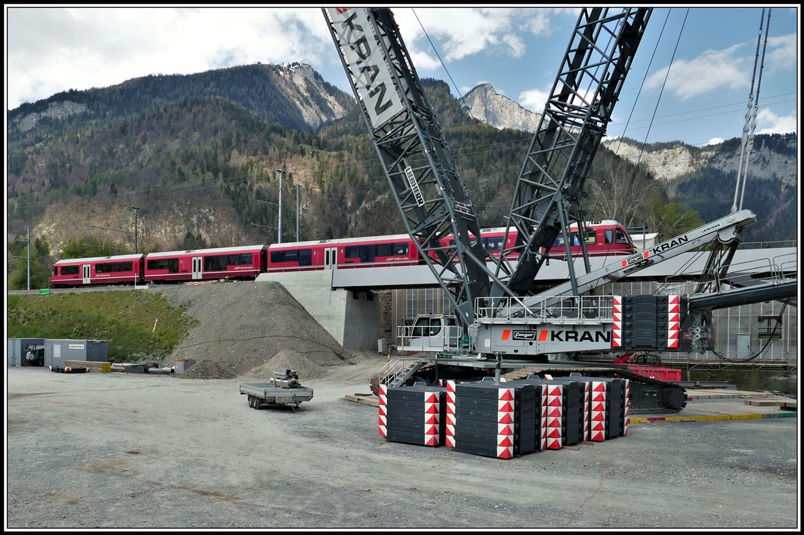 S1 1516 mit ABe 4/16 3103 passiert die Brückenbaustelle am Hinterrhein bei Reichenau-Tamins. (19.04.2019)