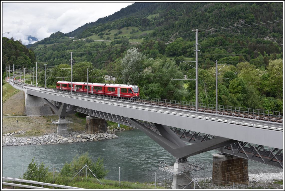 S1 1516 mit ABe 4/16 3101 auf der alten Hinterrheinbrücke in Reichenau-Tamins. (13.05.2020)