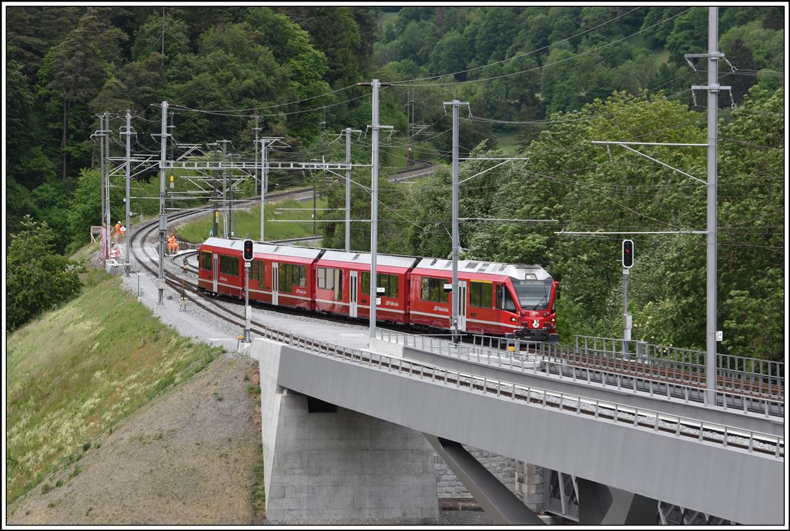 S1 1516 mit ABe 4/16 3101 nach Schiers wechselt auf die linke Hinterrheinbrücke in Reichenau-Tamins. (13.05.2020)
