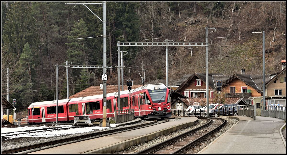 S1 1516 nach Schiers mit ABe 4/16 3102 fährt in Grüsch ein. (22.11.2018)
