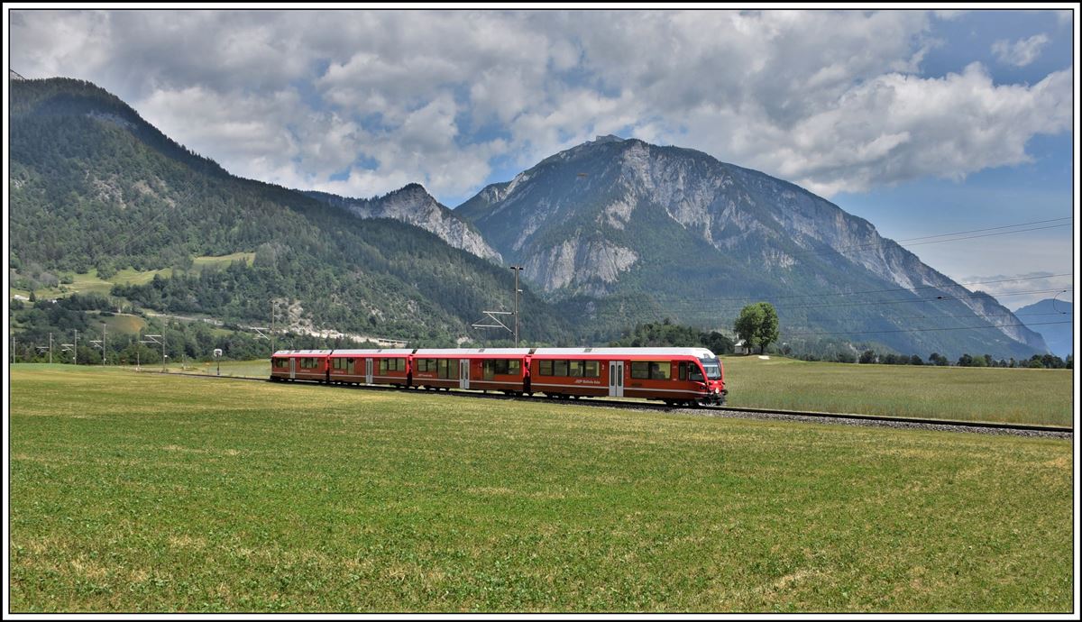 S1 1517 mit ABe 4/16 3103 bei der Kapelle Sogn Mang zwischen Reichenau-Tamins und Bonaduz. (31.05.2020)