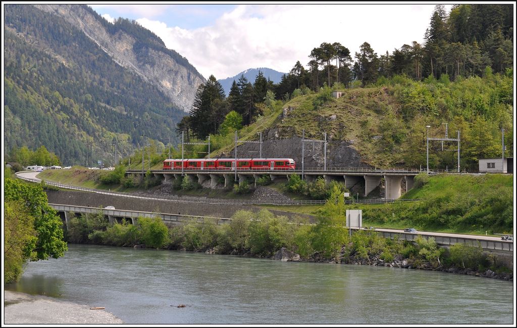 S1 1517 mit Allegra 3104 erreicht Reichenau-Tamins. (01.05.2014)