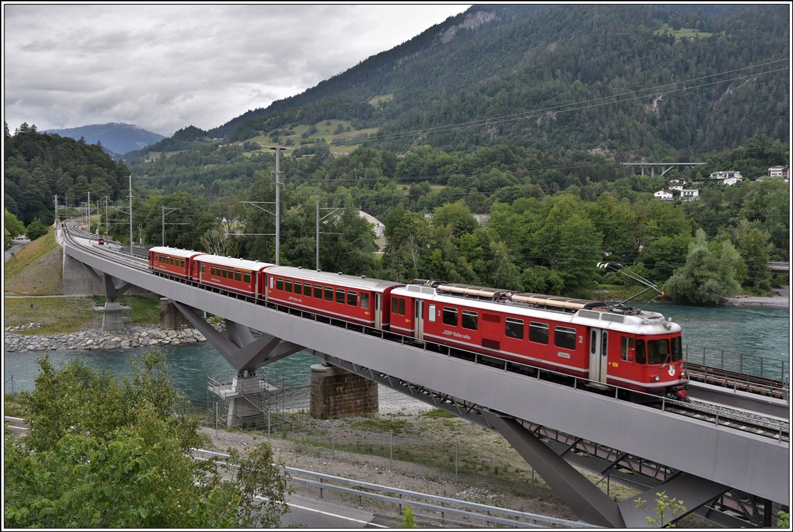 S1 1517 nach Rhäzüns mit Vorortpendelzug Be 4/4 513 auf der neuen Hinterrheinbrücke bei Reichenau-Tamins. (04.06.2020)