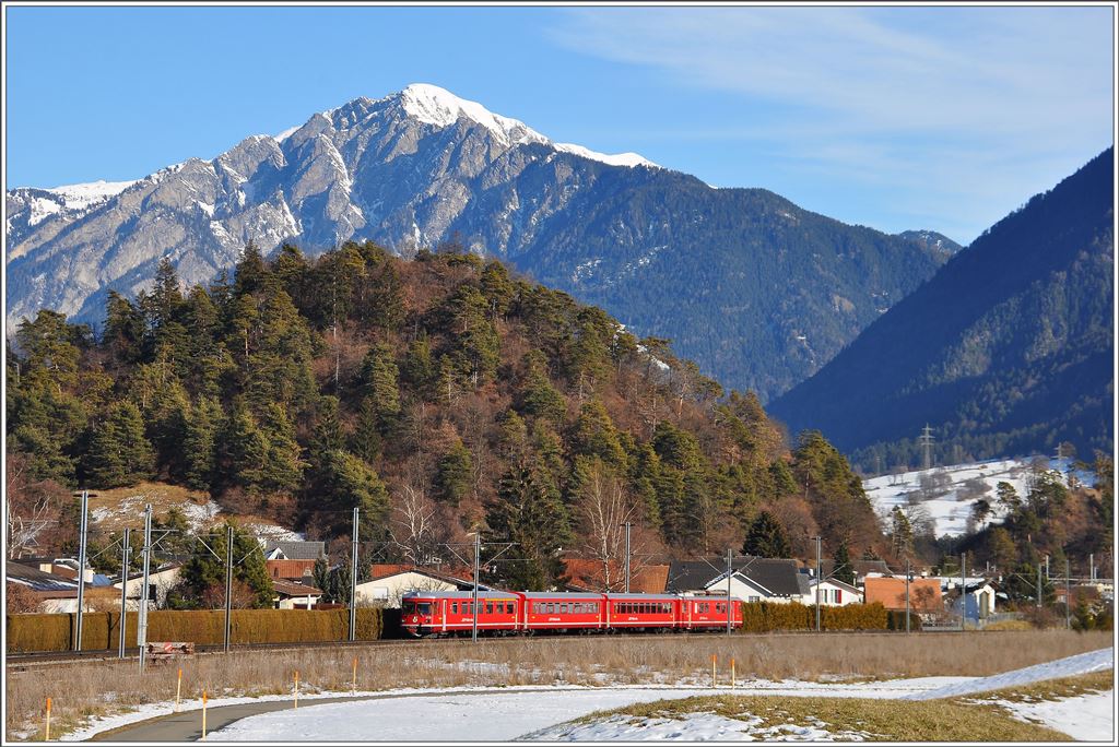 S1 1518 bei Domat/Ems mit dem 2266m hohen Montalin. (26.01.2016)