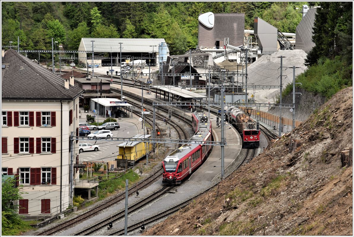 S1 1518 mit ABe 4/16 3104 nach Schiers fährt in Reichenau-Tamins ein. Der Güterzug mit der Ge 6/6 II 705  Pontresina/Puntraschigna  hat hier die Kreuzung mit der S-Bahn abgewartet. (12.05.2017)