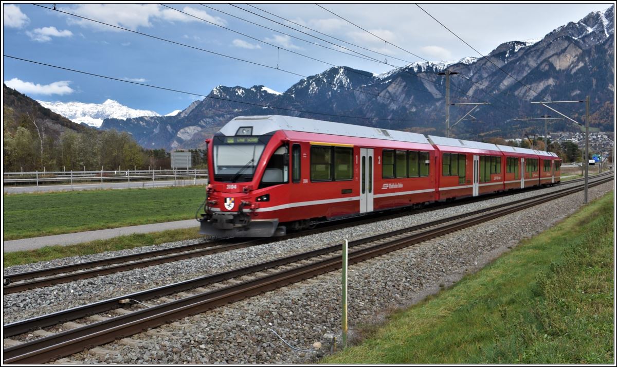 S1 1518 mit ABe 4/16 3104 nach Schiers bei Felsberg. Im Hintergrund die Scesaplana. (23.11.2019)