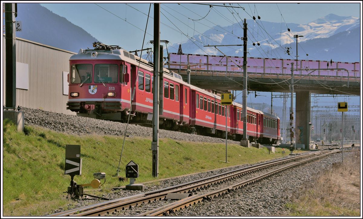 S1 1518 mit Be 4/4 Vorort Pendelzug 513 nach Schiers in Untervaz-Trimmis. (19.03.2020)