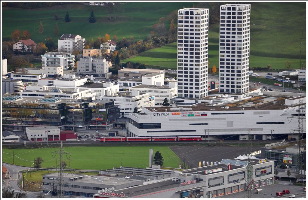 S1 1518 mit Be 4/4 Vorortpendel nach Schiers in Chur West. (09.11.2014)