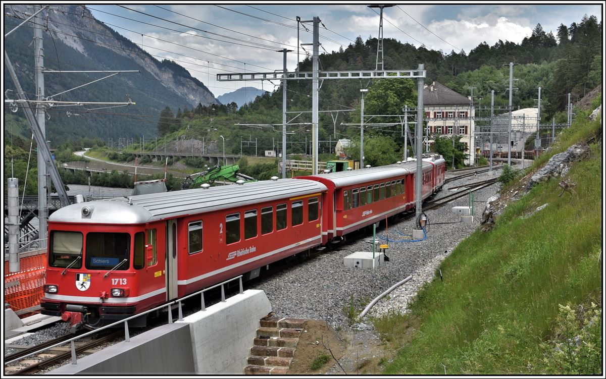S1 1518 mit Vorort-Pendelzug Be 4/4 516 und Steuerwagen 1713 bei Reichenau-Tamins. (11.06.2019)