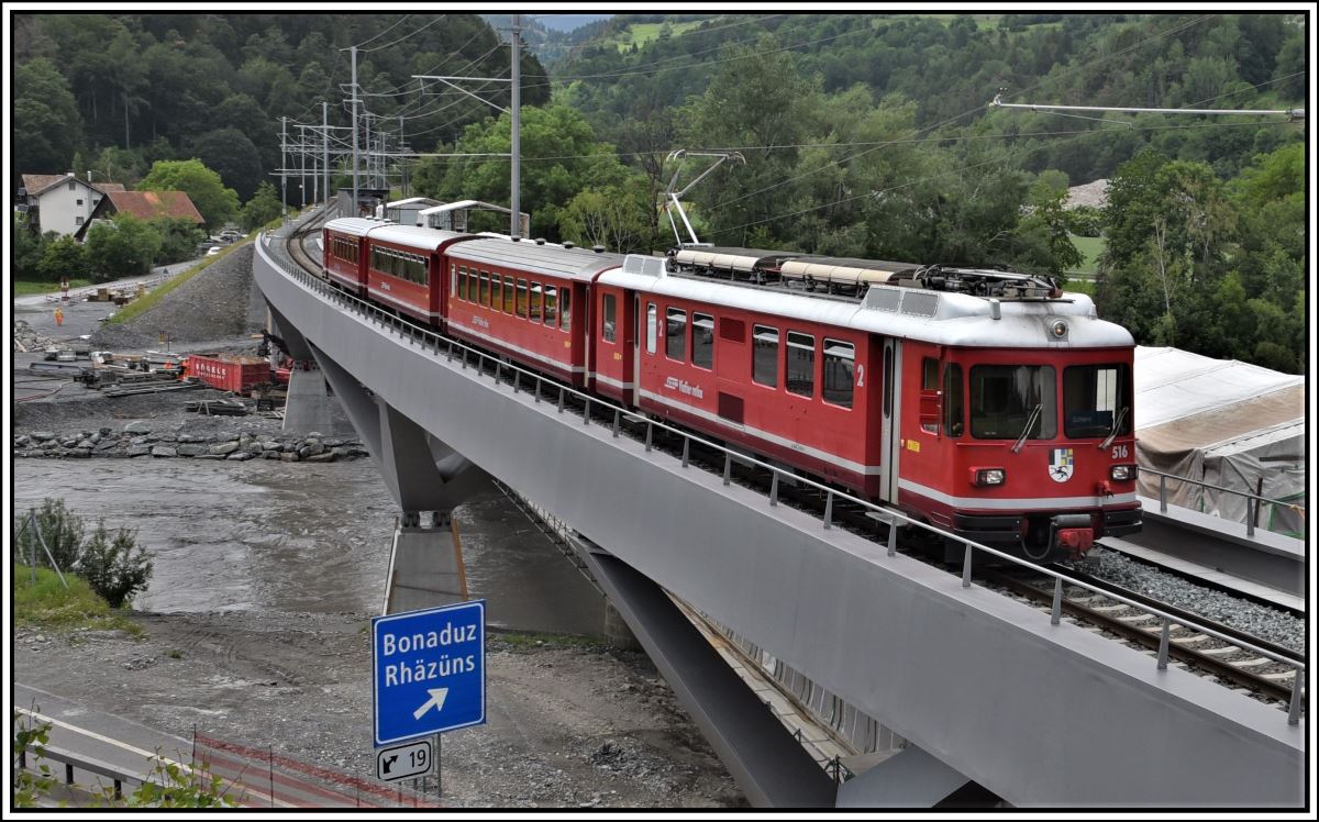 S1 1518 mit Vorort-Pendelzug Be 4/4 516 auf der Hinterrheinbrücke bei Reichenau-Tamins. (11.06.2019)