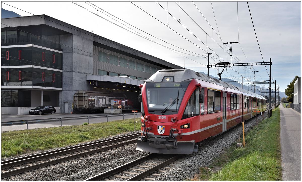 S1 1518 nach Schiers mit ABe 4/16 3104 in Felsberg. (18.10.2018)
