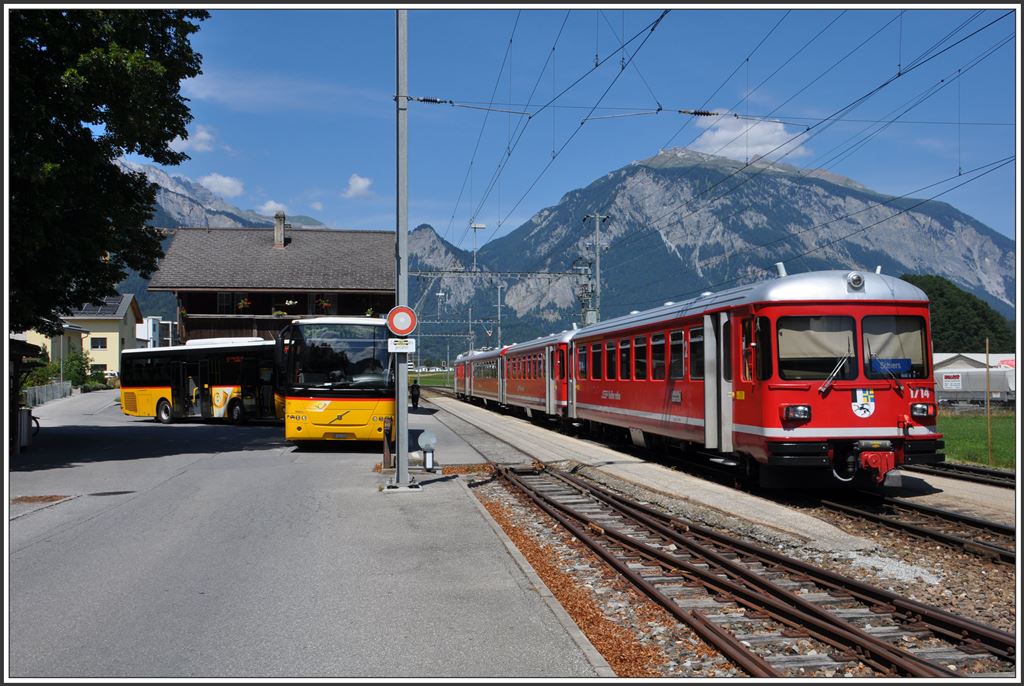 S1 1518 nach Schiers in Rhäzüns. Hier besteht Postautoanschluss auf beide Talseiten des Domleschg nach Thusis. (31.07.2015)