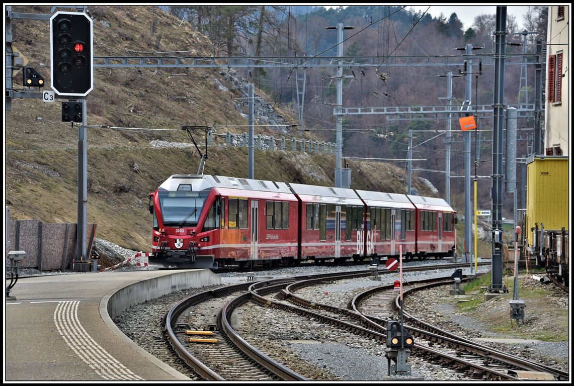 S1 1519 mit ABe 4/16 3105 nach Rhäzüns verlässt Reichenau-Tamins. (02.04.2019)
