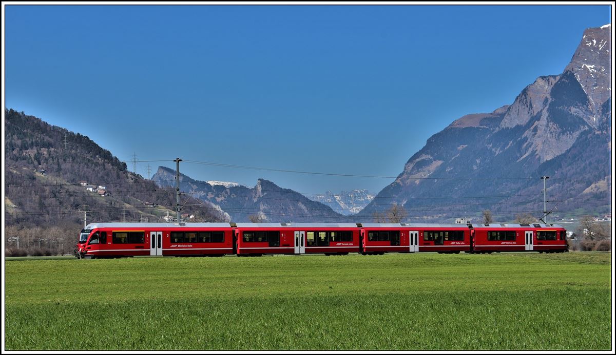 S1 1519 mit ABe 4/16 3103 nach Rhäzüns zwischen Igis und Zizers. Im Hintergrund der Fläscher Berg mit dem Regitzer Spitz 1135m und ganz hinten die Kreuzberge im Alpstein. (18.03.2020)