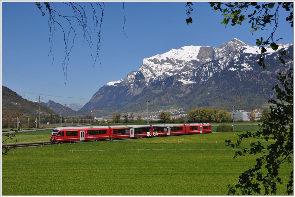 S1 1519 mit ABe 4/16 3105 zwischen Igis und Zizers mit dem Falknis im Hintergrund. BÜGA ist eine Eigenwerbung für das Bündner Generalabonnement. (20.04.2016)