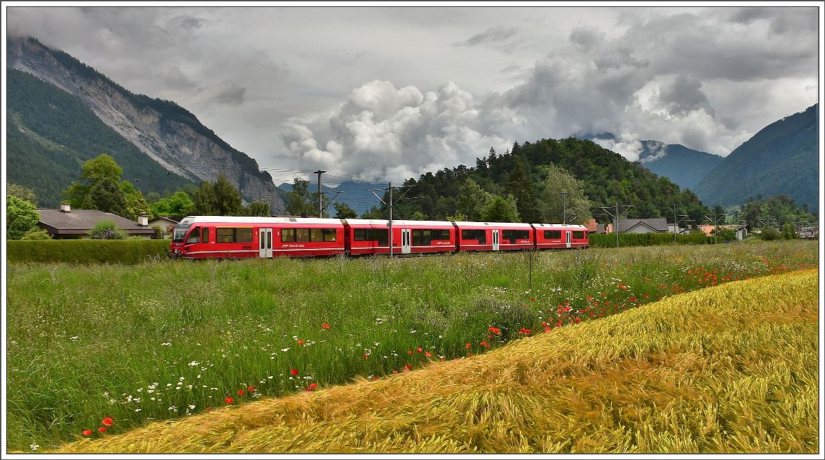 S1 1519 mit ABe 4/16 3103 zwischen Domat/Ems und Ems-Werk. (14.06.2016)