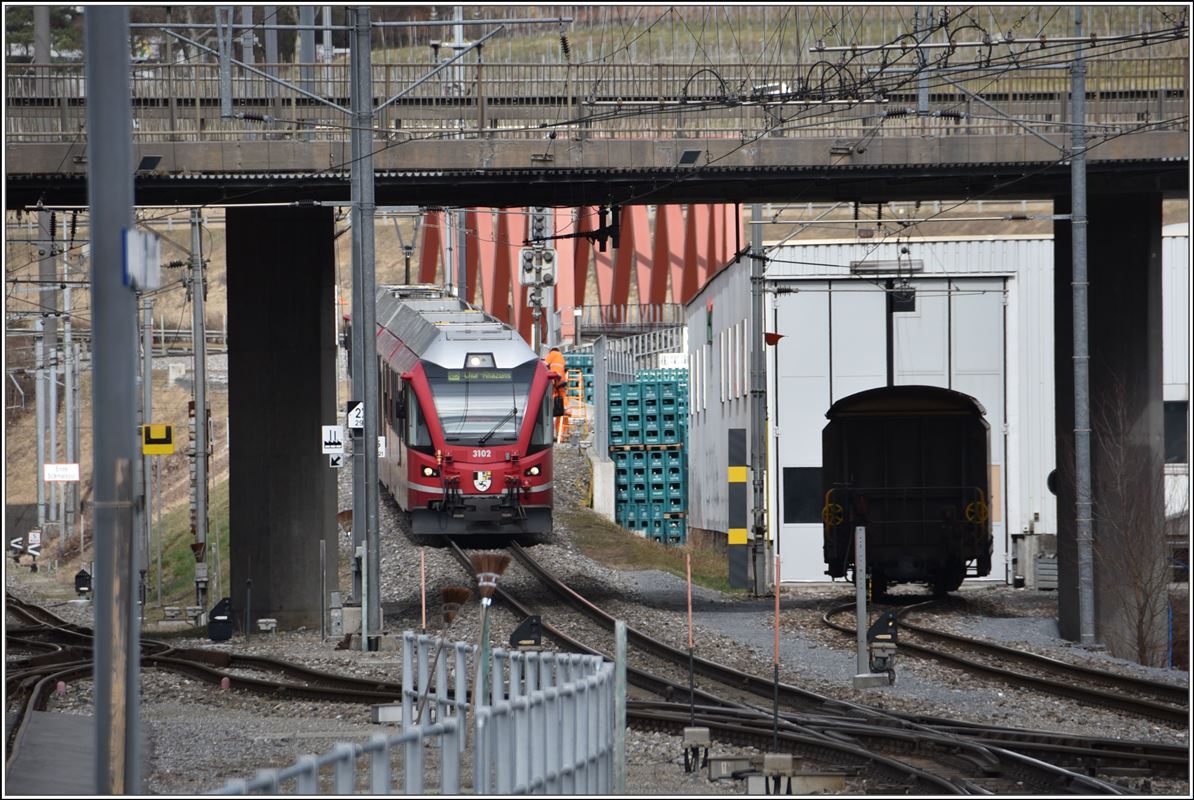 S1 1521 mit ABe 4/16 3102 nach Rhäzüns fährt in Untervaz-Trimmis ein. (15.03.2018)