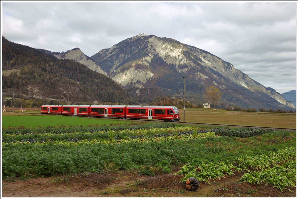 S1 1521 mit ABe 4/16 3102 zwischen Reichenau-Tamins und Bonaduz. (30.10.2014)