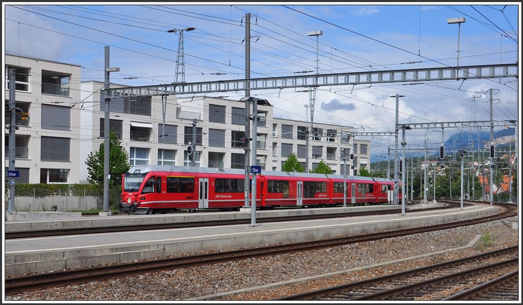 S1 1521 mit ABe 4/16 3103 fährt in Chur ein. (02.09.2015)