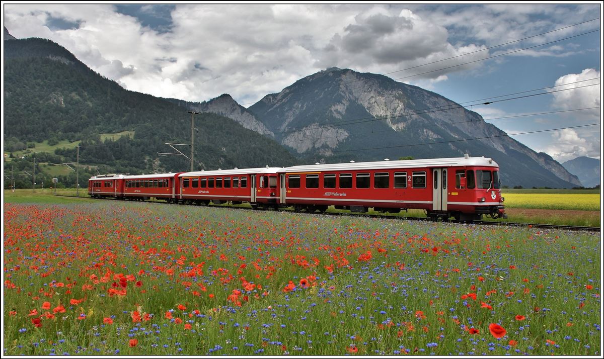 S1 1521 mit Steuerwagen 1713 + zweiter Steuerwagen und Be 4/4 512 zwischen Reichenau-Tamins und Bonaduz. Im Hintergrund der Kunkelspass und rechts davon der Taminser Calanda. (01.06.2018)