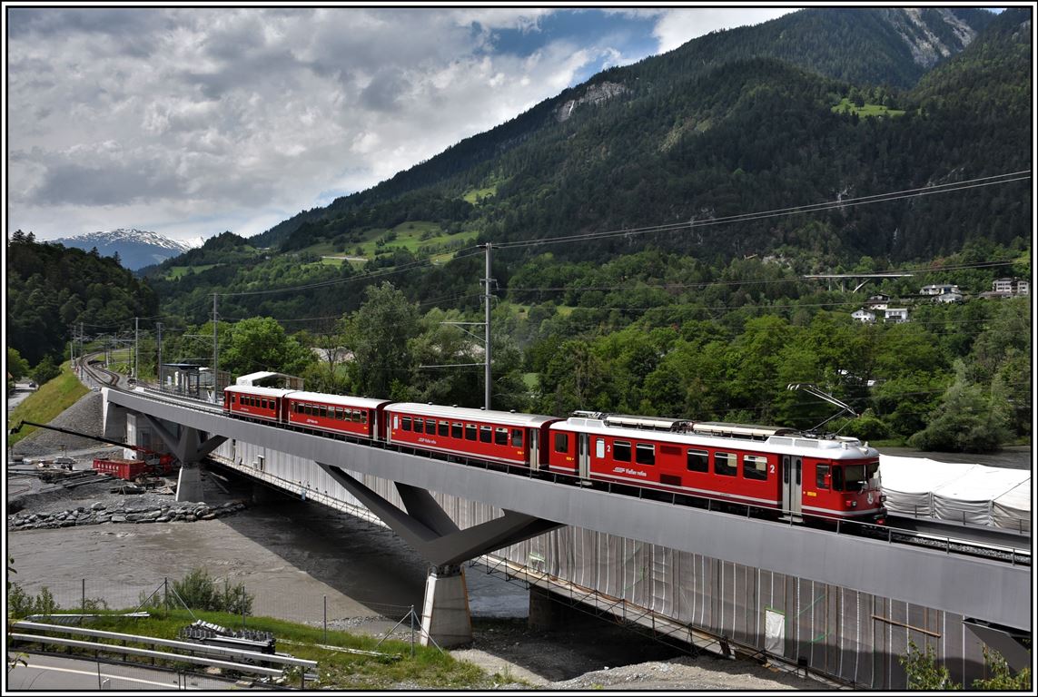 S1 1521 mit Vorortspendelzug Be 4/4 516 nach Rhäzüns in Reichenau-Tamins. (11.06.2019)