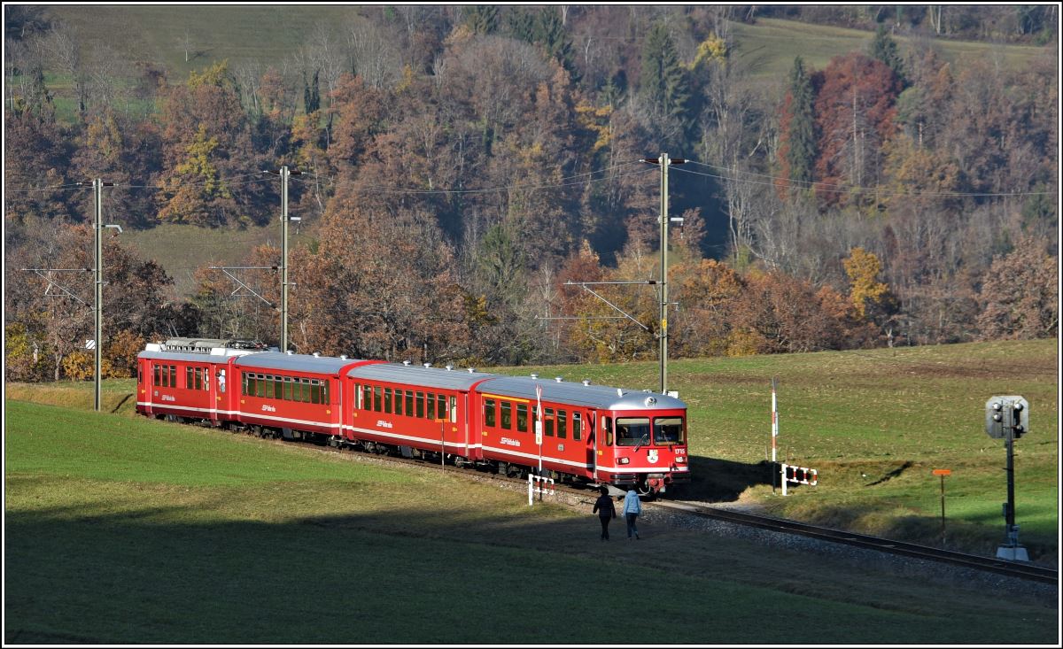 S1 1521 nach Rhäzüns mit Vorortpendel Be 4/4 515/ABt 1715 bei Bonaduz. (25.11.2019)